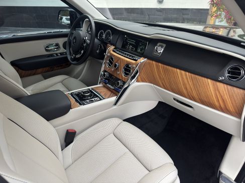 Used 2023 Rolls-Royce Cullinan image 2