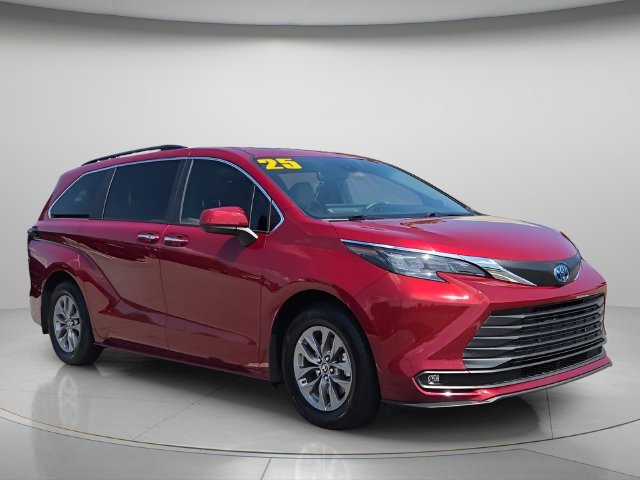 Used 2025 Toyota Sienna XLE w/ XLE Plus Package FWD image 8