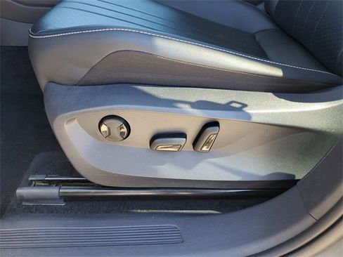 Used 2024 Volkswagen Tiguan SE image 15