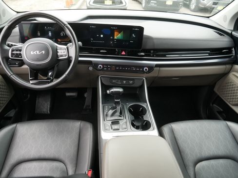 Used 2025 Kia Carnival FWD image 10