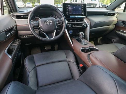 Used 2022 Toyota Venza XLE image 16