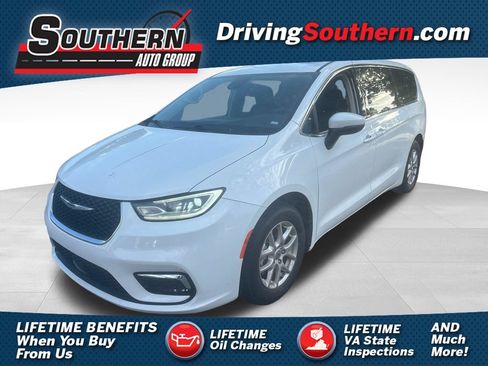 Used 2023 Chrysler Pacifica Touring-L FWD image 1