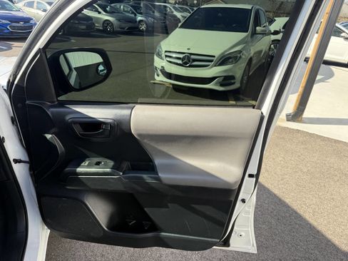 Used 2018 Toyota Tacoma SR image 13