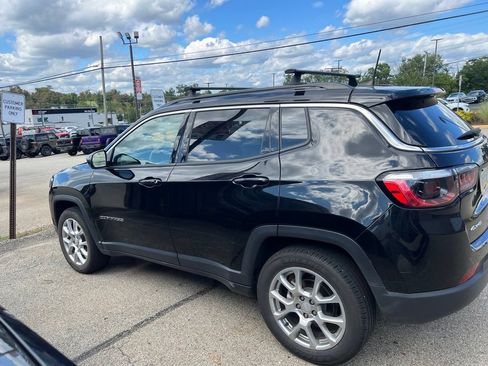 Used 2023 Jeep Compass Latitude w/ Sun and Sound Group AWD/4WD image 3