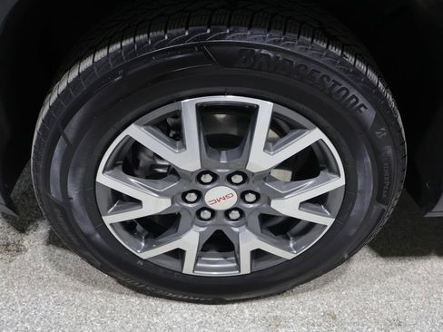 Used 2023 GMC Acadia SLE image 10