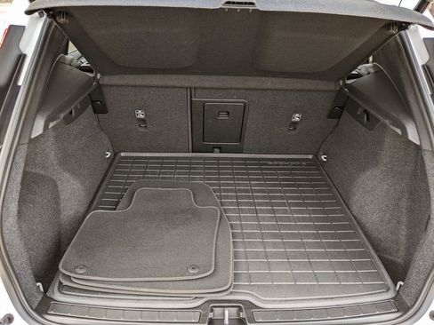 Certified 2025 Volvo XC40 B5 Core image 26