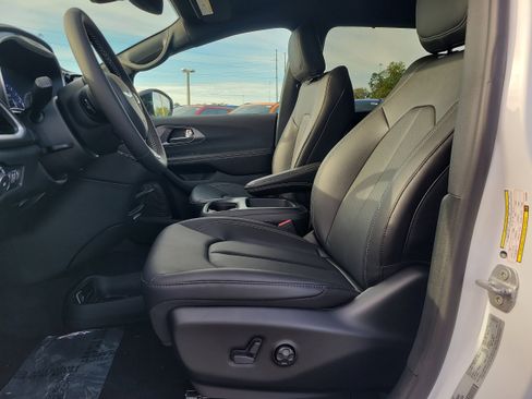 New 2026 Chrysler Pacifica Select image 15