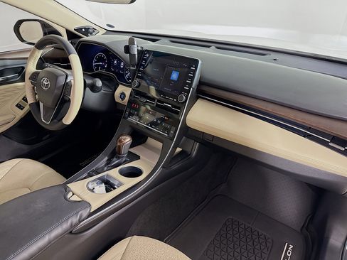 Used 2019 Toyota Avalon Limited image 38