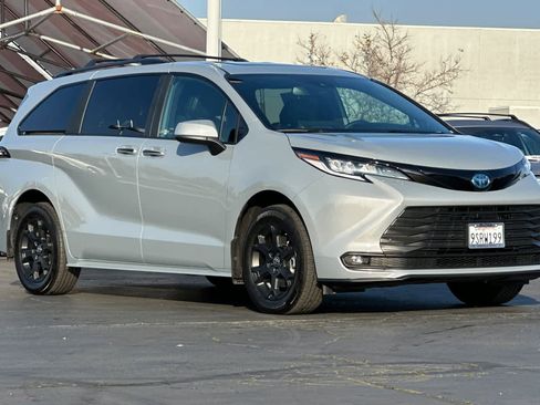 Used 2025 Toyota Sienna XLE Woodland Edition image 5