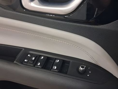 Used 2025 Jeep Compass Limited AWD/4WD image 32