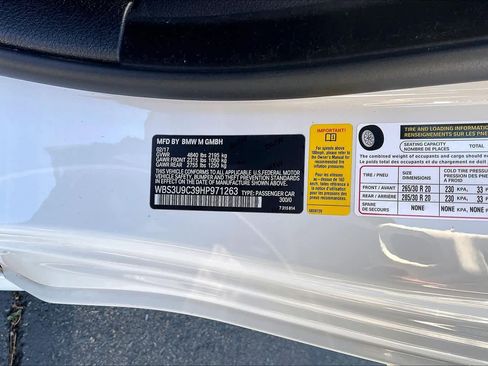 Used 2017 BMW M4 Convertible image 34