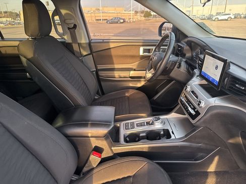 Used 2020 Ford Explorer XLT image 18