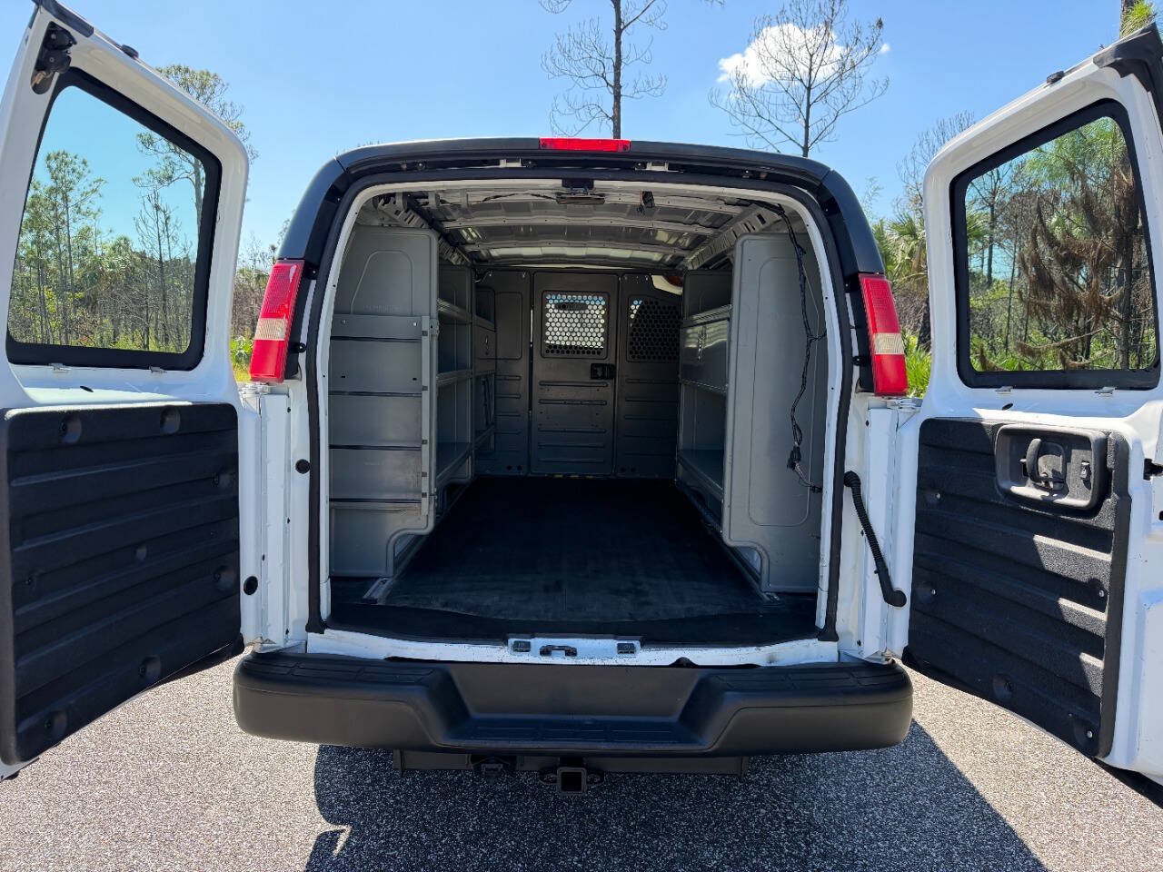 Used 2011 GMC Savana 2500 RWD image 17