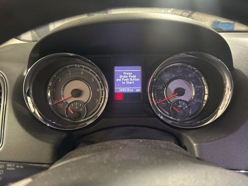 Used 2015 Chrysler Town & Country Limited Platinum image 11