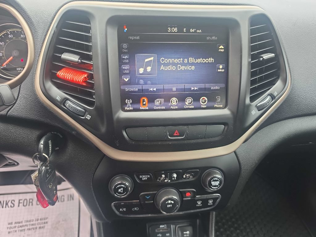 Used 2015 Jeep Cherokee Latitude w/ Cold Weather Group AWD/4WD image 19
