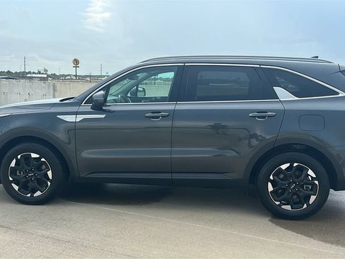 Used 2024 Kia Sorento S FWD image 9