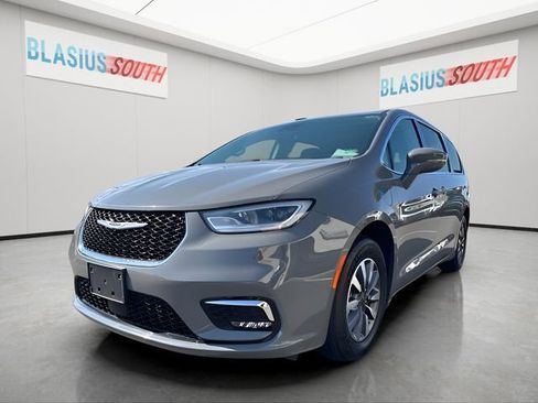 Used 2022 Chrysler Pacifica Touring-L FWD image 7