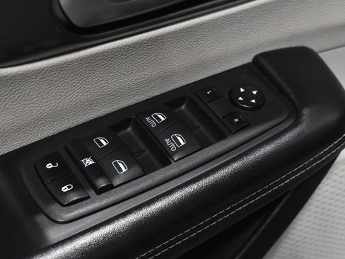Used 2022 Chrysler Pacifica Touring-L FWD image 14