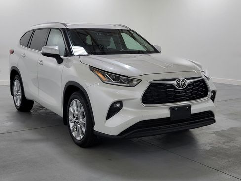 Used 2023 Toyota Highlander Limited image 2