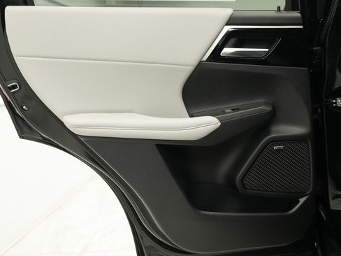 New 2025 Mitsubishi Outlander SE image 15