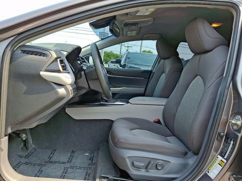 Used 2019 Toyota Camry LE w/ Convenience Package FWD image 12