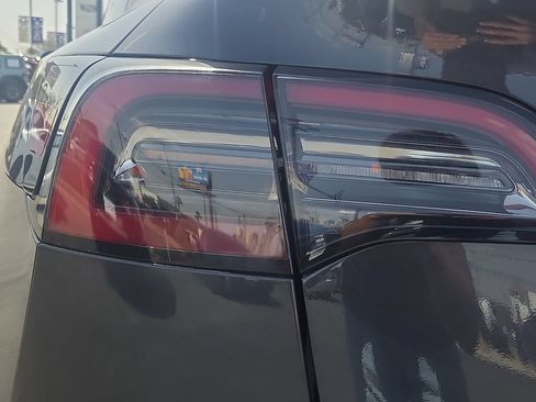 Used 2025 Tesla Model Y Long Range RWD image 9