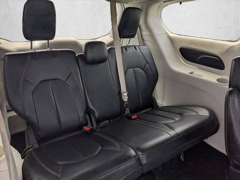 Used 2018 Chrysler Pacifica Touring-L FWD image 18