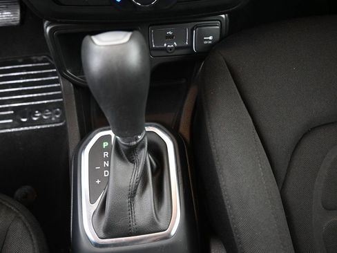 Used 2021 Jeep Renegade Latitude image 9