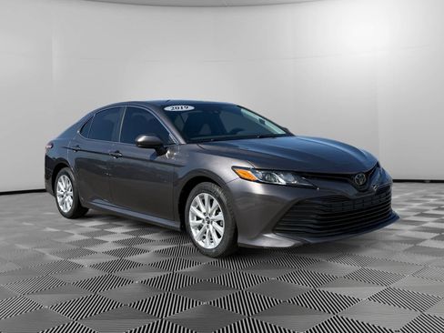 Used 2019 Toyota Camry LE image 7