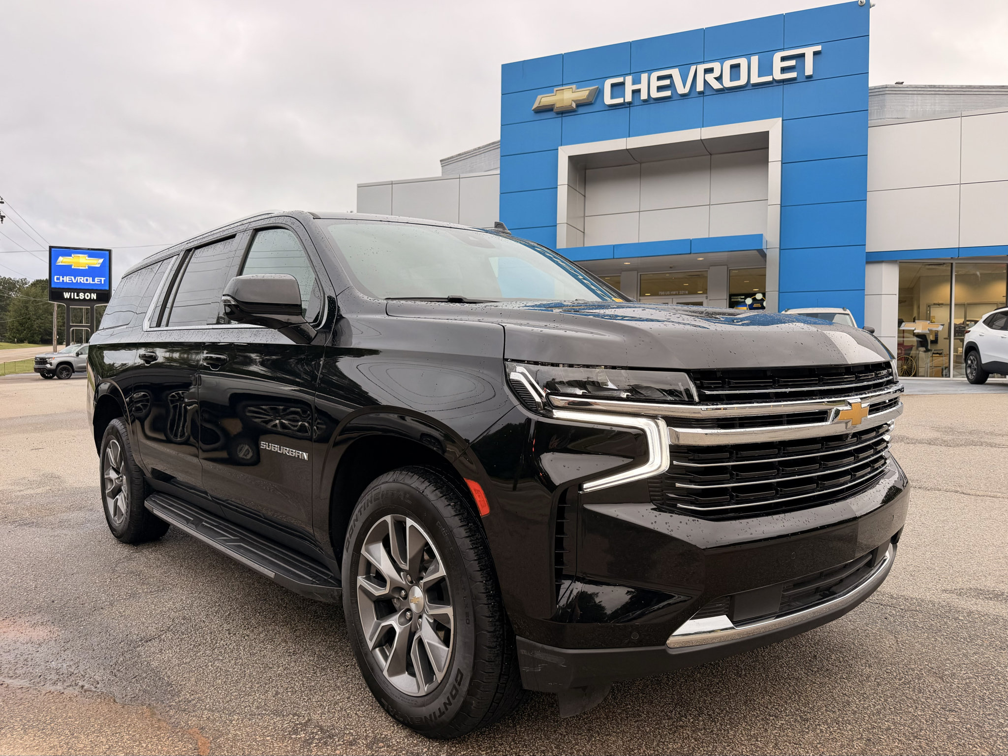Used 2024 Chevrolet Suburban LT w/ Luxury Package AWD/4WD image 1