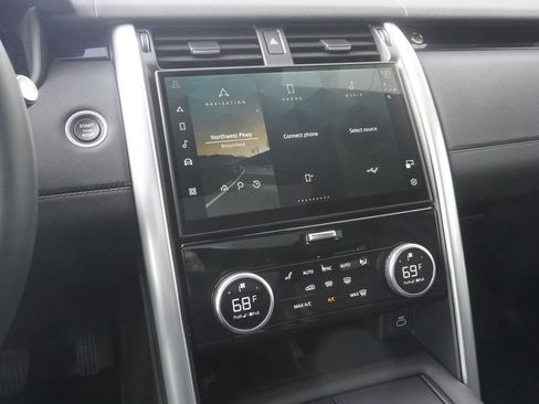 Used 2025 Land Rover Discovery S image 15