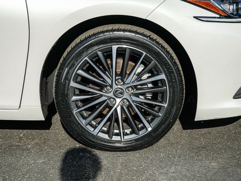Used 2025 Lexus ES 350 w/ Premium Package FWD image 10