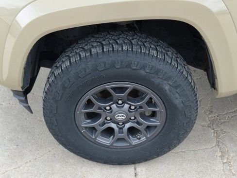 Used 2018 Toyota Tacoma SR5 AWD/4WD image 12