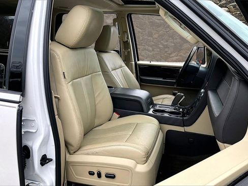 Used 2017 Lincoln Navigator Reserve image 7