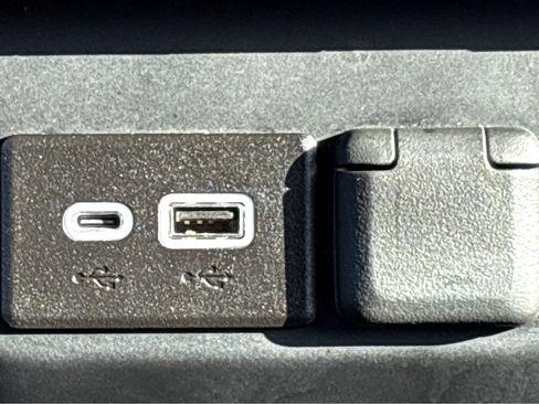 Used 2022 Chevrolet Silverado 1500 LT w/ Z71 Off-Road Package image 32