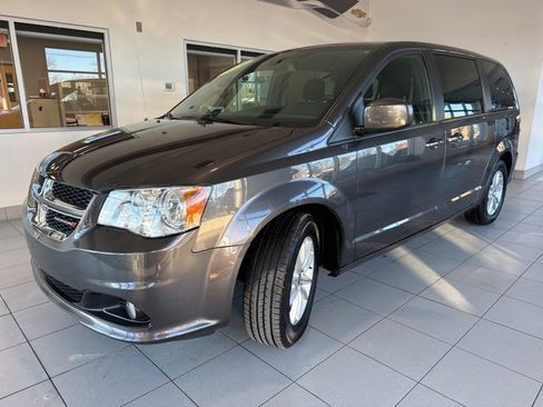 Used 2020 Dodge Grand Caravan SE image 3