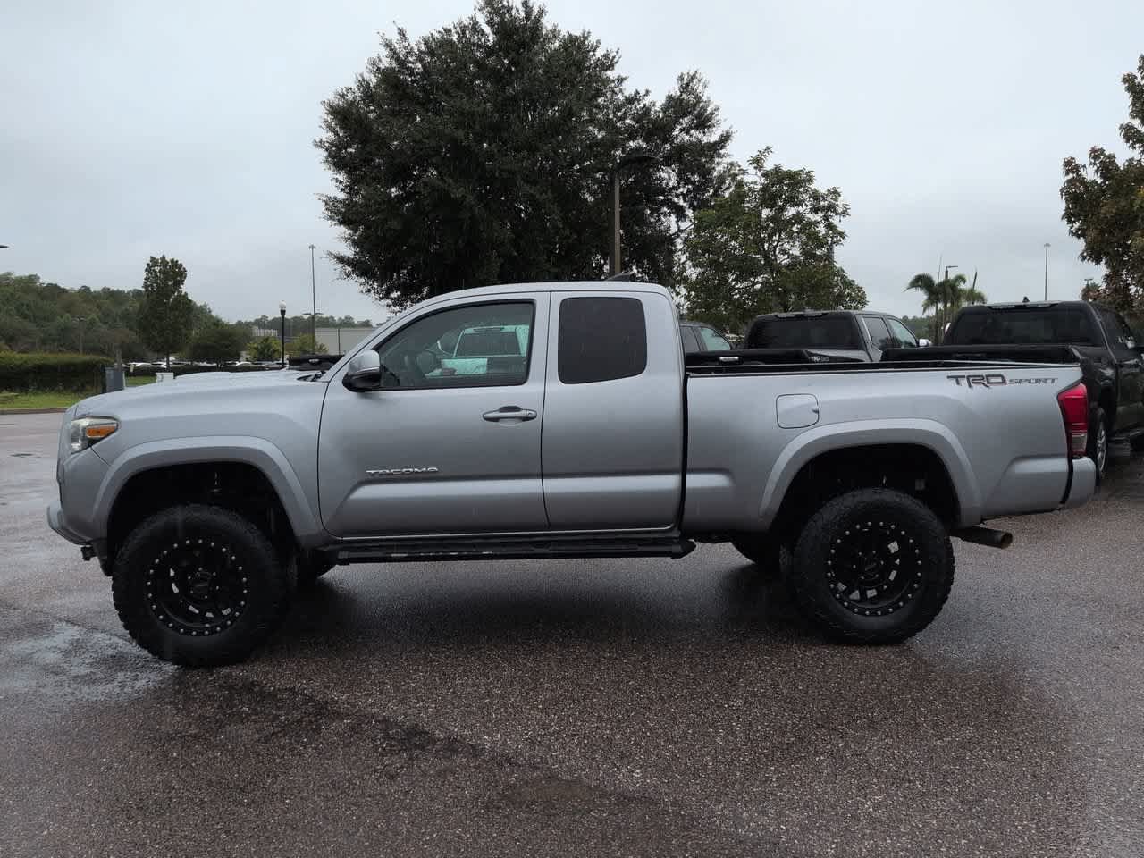 Used 2017 Toyota Tacoma TRD Sport RWD image 3