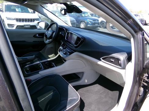 Used 2022 Chrysler Pacifica Limited FWD image 57