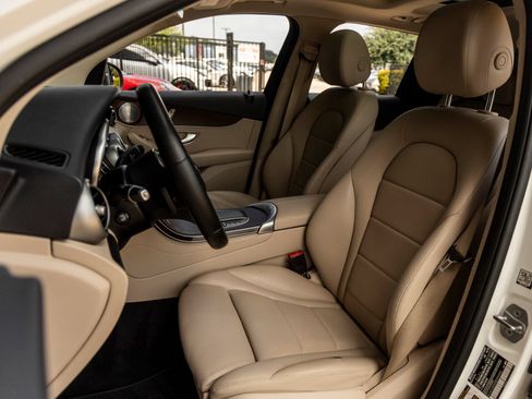 Used 2021 Mercedes-Benz GLC 300 4MATIC w/ Multimedia Package image 21