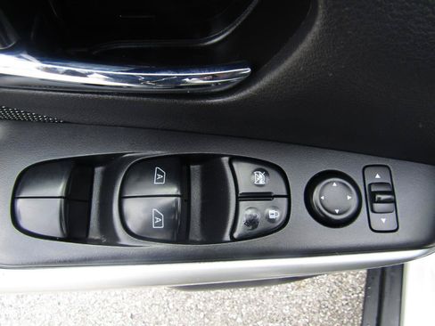 Used 2020 Nissan Kicks SV FWD image 11