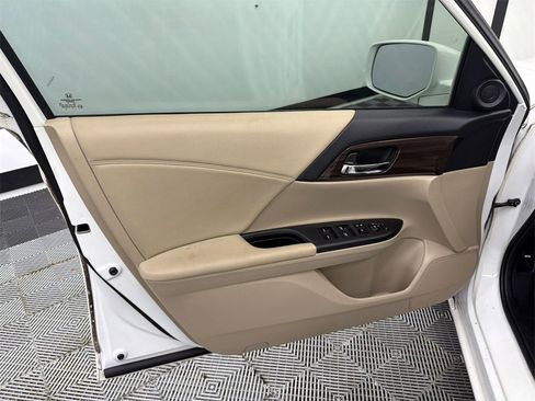 Used 2017 Honda Accord EX image 11