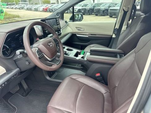 Used 2023 Toyota Sienna Platinum image 12