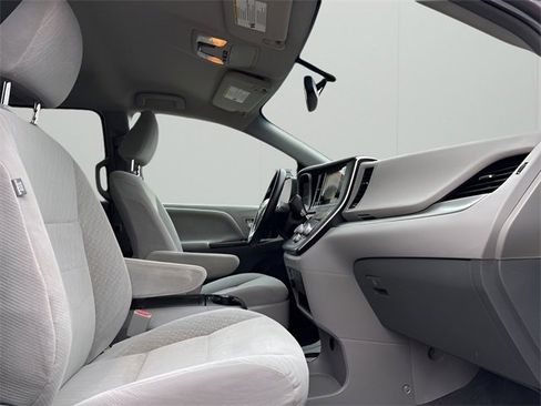 Used 2017 Toyota Sienna LE image 13