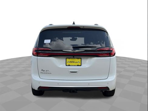 New 2026 Chrysler Pacifica Pinnacle w/ Trailer Tow Group FWD image 6