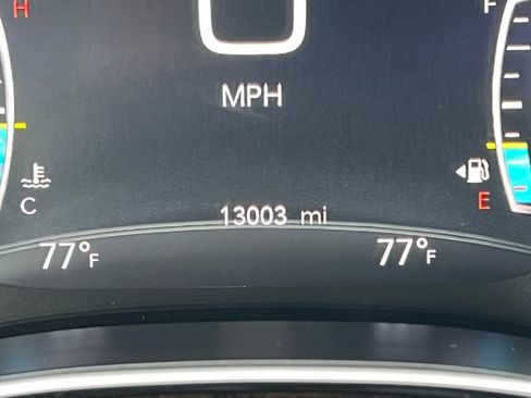 Used 2024 Chrysler Pacifica Limited FWD image 8