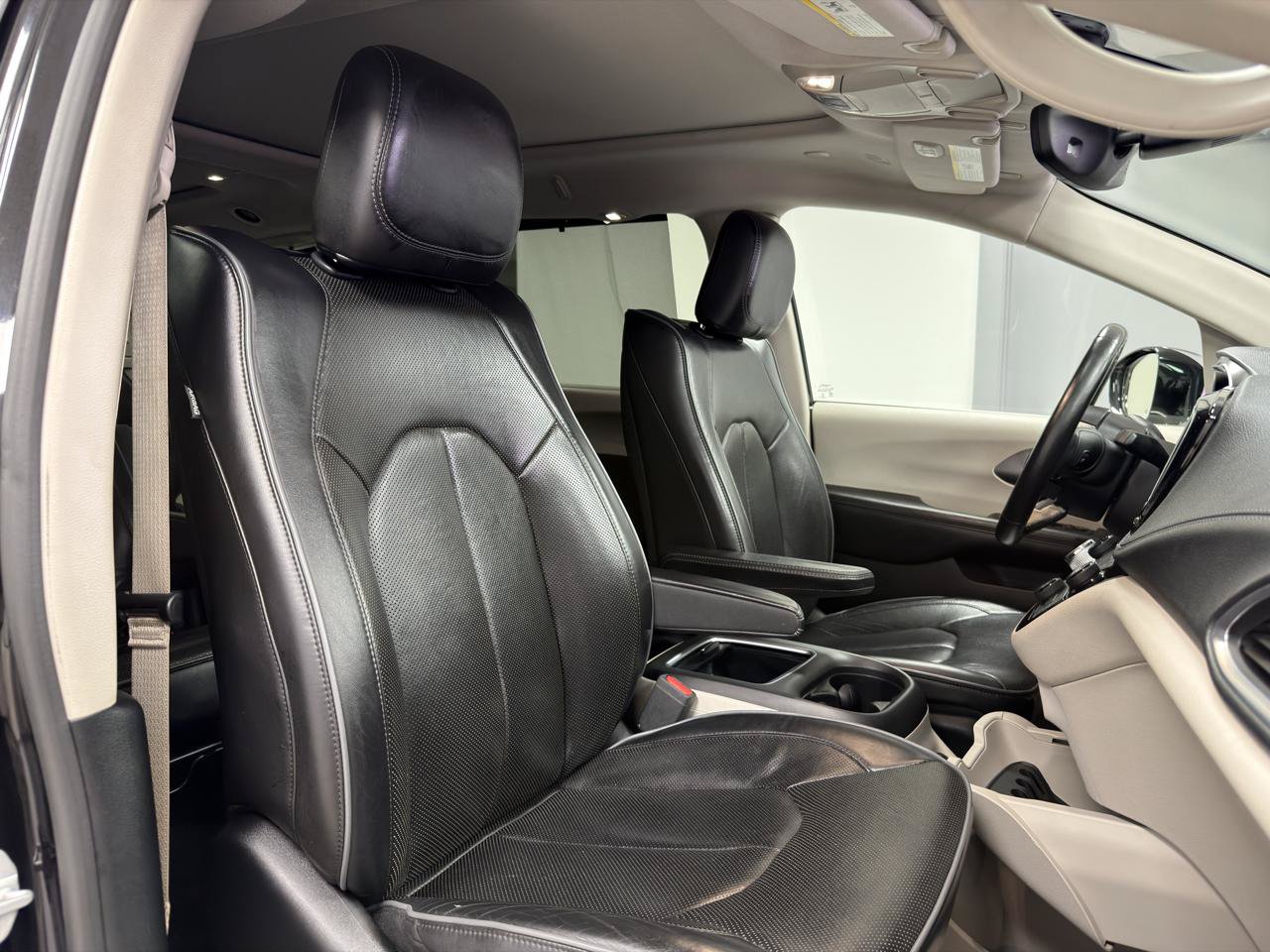 Used 2019 Chrysler Pacifica Limited FWD image 12