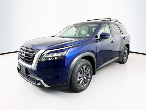 Used 2024 Nissan Pathfinder SV image 3