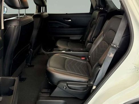 Used 2024 Nissan Pathfinder Platinum image 21