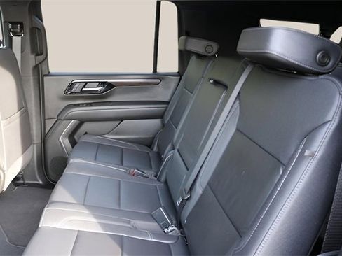 Used 2025 Chevrolet Suburban Z71 image 14