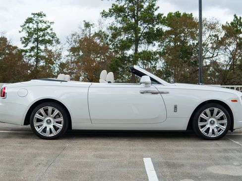 Used 2017 Rolls-Royce Dawn RWD image 27
